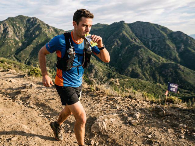 Les 10 erreurs qui ruinent votre ravitaillement en course : les principes scientifiques pour optimiser votre stratégie nutritionnelle